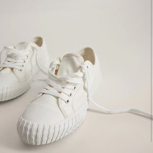 *BRAND NEW* White sneaks 8.5